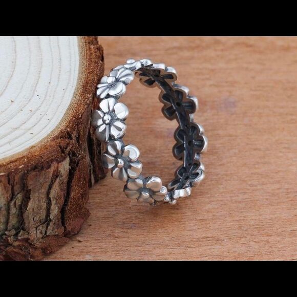 Pretty Silver Flower Ring - Picture 5 of 7